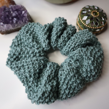 Load image into Gallery viewer, Seed stitch cotton scrunchie - knit
