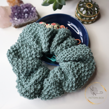 Load image into Gallery viewer, Seed stitch cotton scrunchie - knit
