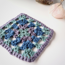 Load image into Gallery viewer, Basic granny square

